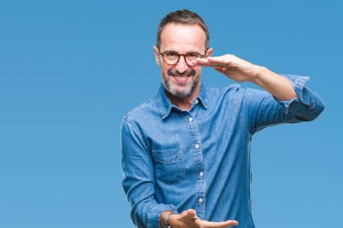 Orta yaş ağarmış komuta sizde üzerinde gözlük takan arka plan ile büyük ve büyük boy işaret, ölçü birimi sembol gösteren el eller izole. Kameraya bakarak gülümsüyordu. Ölçüm kavramı.