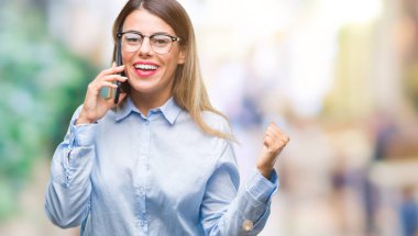 Duygu tezahürat gurur çığlık ve zafer ve başarı çok heyecanlı, kutluyor arka plan üzerinde Smartphone kullanarak arama konuşan genç güzel işkadını bulanık