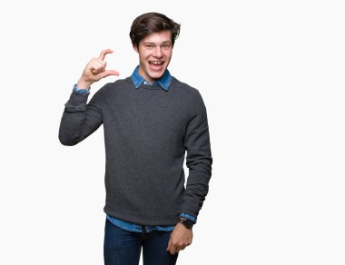 Yakışıklı zarif genç gülümseyen izole arka plan ve süre seyir ve kamera boyutu işaret parmaklarıyla yapıyor el ile kendinden emin eller üzerinde. Ölçü kavramı.