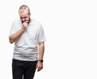 Seyir yorgun ve bıkkın ile depresyon sorun Çapraz kollar ile izole arka plan düşünme üzerinde rahat t-shirt giyen genç beyaz hipster adam.