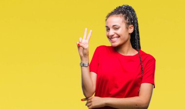 Genç saç Afro-Amerikan kız mutlu yüz zafer işareti yaparken kameraya göz kırpıyor ile gülümseyen izole arka plan üzerinde örgülü. İki numaralı.