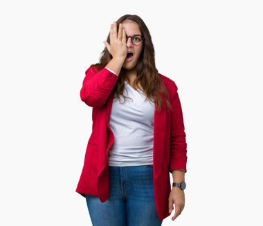 Artı boyutu genç iş kadını güzel üzerinde şık ceket ve gözlük takmış bir göz ile yüz ve sürpriz duygu kendinden emin gülümseme ile el kapsayan arka plan izole.