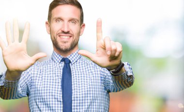 Yakışıklı işadamı kadar kravat gösterme ve işaret parmakları ile giyen kendinden emin ve mutlu gülümseyerek süre yedi numara.