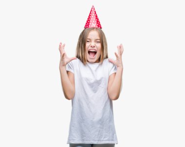 Genç güzel kız Doğum günü şapkası üzerinde arka plan kızgın ve çığlık kaldırdı ve kapalı gözleri heyecanlı silah ile başarı için deli kutluyor izole. Kazanan kavramı