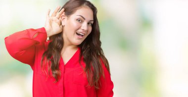 Artı boyutu genç iş kadını bir işitme söylenti ya da dedikodu için dinleme kulak üzerinde el ile gülümseyen izole arka plan üzerinde güzel. Sağırlık kavramı.