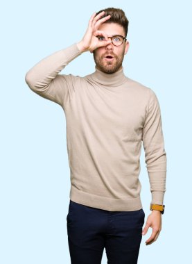 Sürpriz yüz, göz parmaklarının arasından seyir ile ok jest yapıyor gözlüklü genç yakışıklı iş adamı şok. İmansız ifade.