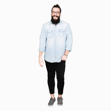 Seksi bir ifadeyle, neşeli ve mutlu yüzünü kameraya bakarak göz kırpıyor genç hippi erkek uzun saç ve sakal giyen gözlük.