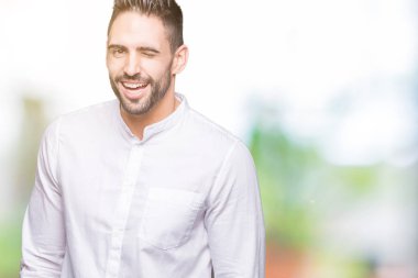 Genç iş adamı üzerinde arka plan seksi bir ifadeyle, neşeli ve mutlu yüzünü kameraya bakarak göz kırpıyor izole.