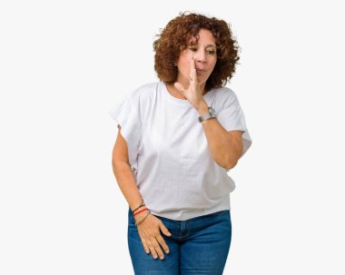 Kötü amaçlı konuşma konuşma fısıldayan izole arka plan el gizli söylenti söylüyor ağzına üzerinde beyaz t-shirt giyen güzel orta ager üst düzey kadın