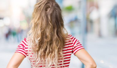 Geriye doğru uzakta silah ile vücut üzerinde seyir ayakta arka plan bulanık güzel genç sarışın kadın