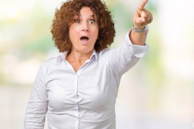 İzole arka plan ile sürpriz devam et, parmakla üzerinde güzel orta ager üst düzey businees kadın ağzı açık ifade, önünde bir şey hayret