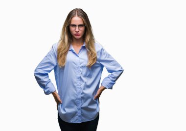 İzole arka plan şüpheci ve sinir, papatyanın üzgün üzerinde sorunu nedeniyle gözlüklü genç güzel sarışın iş kadını. Negatif kişi.