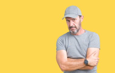 İzole arka plan şüpheci ve sinir, onaylamayan ifade yüz çapraz kollu spor şapkası yakışıklı orta yaş ağarmış komuta sizde. Negatif kişi.