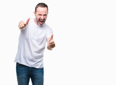El ile pozitif jest yapıyor onaylama izole arka plan üzerinde beyaz t-shirt giyen orta yaş ağarmış komuta sizde başparmak gülümseyen ve başarı için mutlu. Kamera, kazanan jest arıyorsunuz.