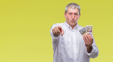 Yakışıklı komuta sizde holding grup izole arka kamera ve size parmak ile işaret üzerinde para el işareti, pozitif ve kendinden emin bir jest ön