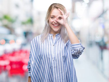 Sarışın genç kadın gülümsüyor, parmakları ile mutlu yüz üzerinden seyir göz el ile ok jest yapıyor izole arka plan üzerinde.