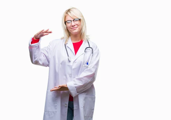 Tânără Frumoasă Blondă Femeie Doctor Purtând Uniformă Medicală Peste Fundal — Fotografie, imagine de stoc