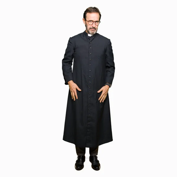 Prêtre Âge Moyen Homme Vêtu Une Robe Catholique Sceptique Nerveux — Photo