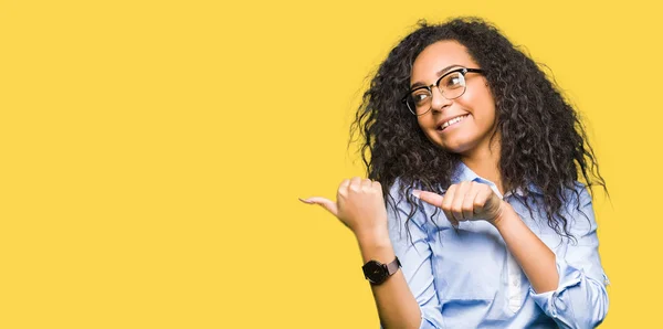 Menina Negócios Bonita Nova Com Cabelo Encaracolado Usando Óculos Apontando — Fotografia de Stock