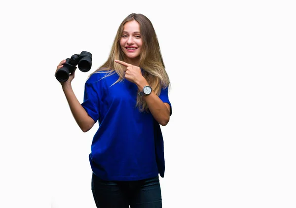 Jonge Mooie Blonde Vrouw Overziet Geïsoleerde Achtergrond Erg Blij Met — Stockfoto