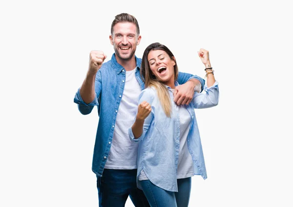 年轻夫妇在爱的孤立背景非常高兴和兴奋做赢家手势举起双臂 微笑和尖叫的成功 庆典理念 — 图库照片