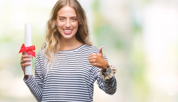 Schöne Junge Blonde Frau Hält Abschlusszeugnis Über Isolierten Hintergrund Glücklich — Stockfoto