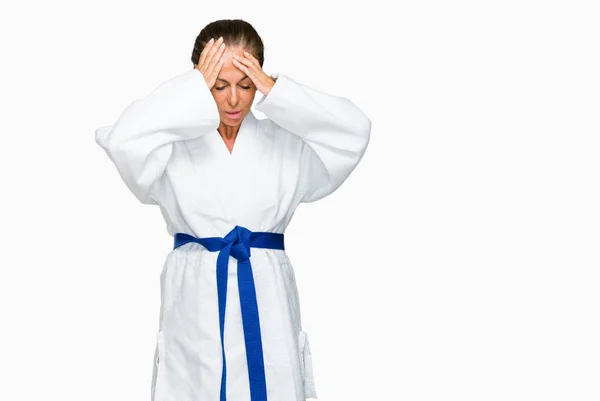 Mujer Adulta Mediana Edad Que Usa Uniforme Kimono Karate Sobre —  Fotos de Stock