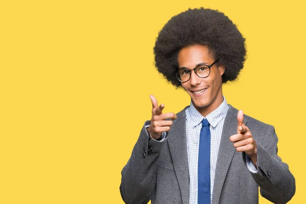 Молодой Африканский Бизнесмен Афроволосами Очках Указывает Пальцем Камеру Счастливым Смешным — стоковое фото