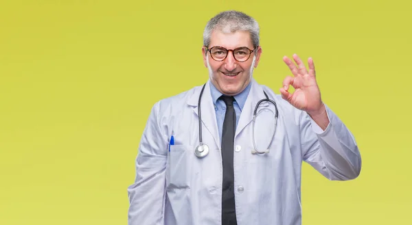 Όμορφος Ανώτερος Γιατρός Άνδρα Πάνω Μια Απομονωμένη Φόντο Χαμογελώντας Θετική — Φωτογραφία Αρχείου