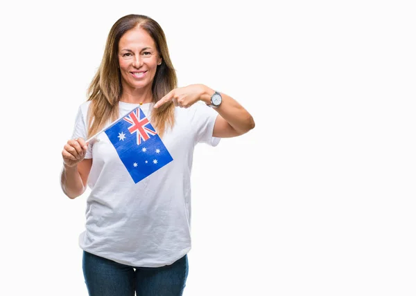 非常に幸せな手と指で指しての孤立した背景にオーストラリアの国旗を保持している中年ヒスパニック系女性 — ストック写真