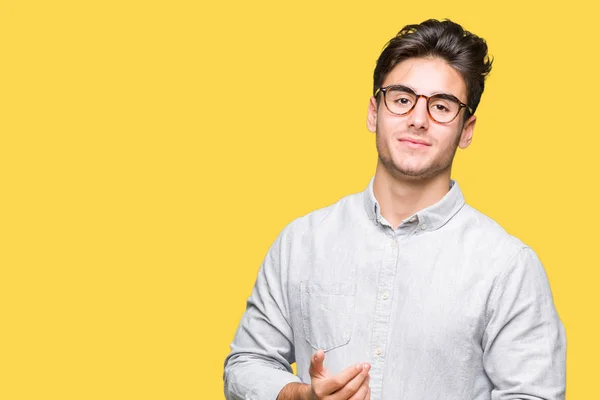 Joven Hombre Guapo Con Gafas Sobre Fondo Aislado Las Manos —  Fotos de Stock