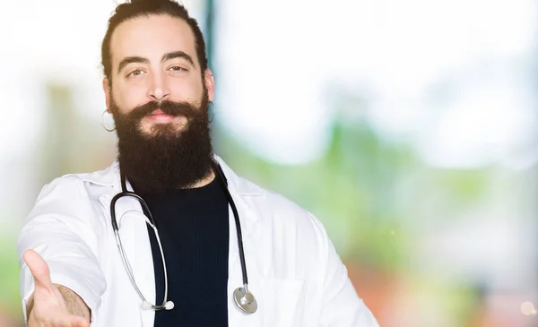 Médico Com Cabelos Longos Vestindo Casaco Médico Estetoscópio Sorrindo Amigável — Fotografia de Stock