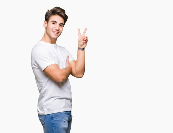 Homem Bonito Jovem Vestindo Shirt Branca Sobre Fundo Isolado Sorrindo — Fotografia de Stock