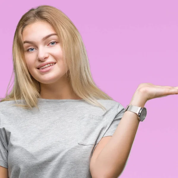 Jovem Caucasiana Sobre Fundo Isolado Sorrindo Alegre Apresentando Apontando Com — Fotografia de Stock