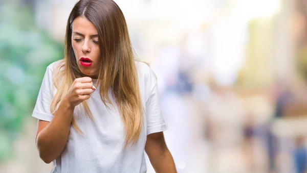 Ung Vacker Kvinna Casual Vit Shirt Över Suddig Bakgrund Känner — Stockfoto