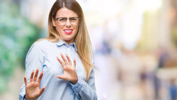 Junge Schöne Geschäftsfrau Mit Brille Über Verschwommenem Hintergrund Angeekelten Ausdruck — Stockfoto
