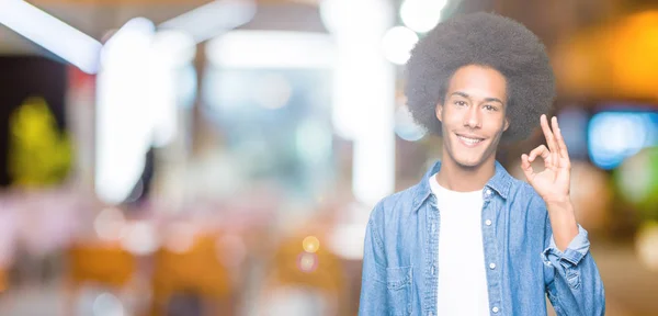 Americký Mladík Úsměvem Afro Vlasy Pozitivní Jednání Znamení Rukou Prstů — Stock fotografie