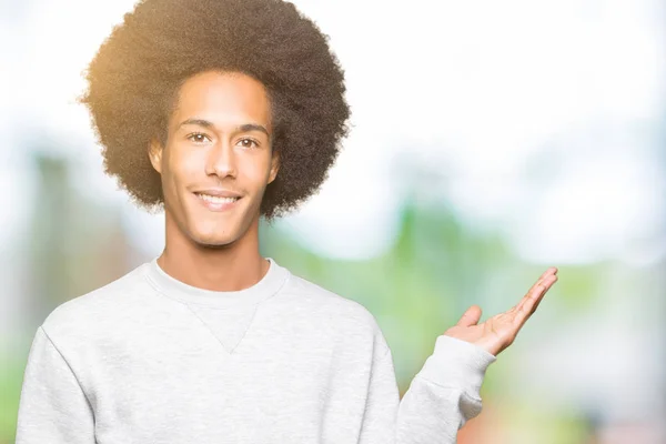 Mladý Američan Afričana Muž Afro Vlasy Nosí Sportovní Mikina Úsměvem — Stock fotografie