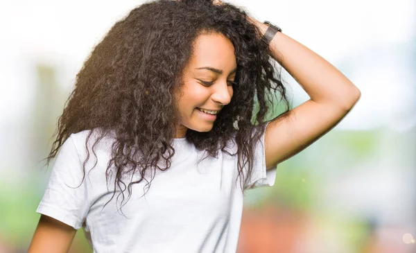 Menina Bonita Nova Com Cabelo Encaracolado Vestindo Casual Shirt Branca — Fotografia de Stock