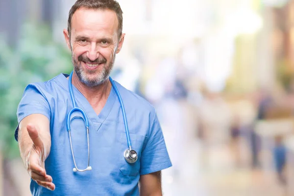 Medische Uniform Dragen Geïsoleerde Achtergrond Lachende Vriendelijke Aanbod Als Begroeting — Stockfoto