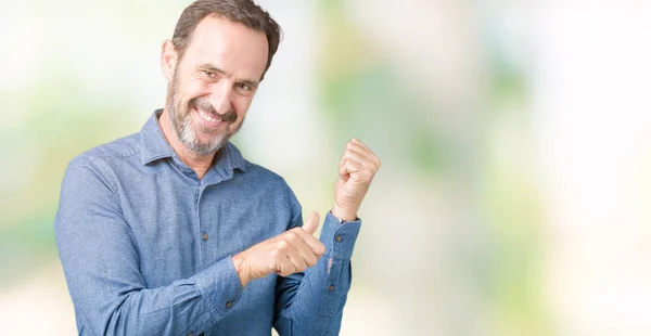 ハンサムな中年隔離された背景にエレガントな年配の男性自信の笑みを浮かべて手と親指 裏側を指す — ストック写真