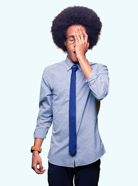 Junger Afrikanisch Amerikanischer Geschäftsmann Mit Afro Haaren Der Eine Brille — Stockfoto