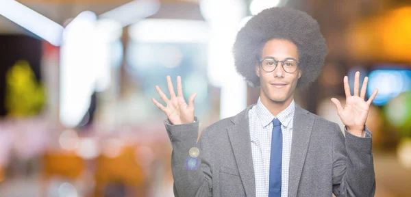 Młody Afroamerykanin Działalności Człowieka Afro Włosów Okularach Wyświetlono Skierowaną Górę — Zdjęcie stockowe