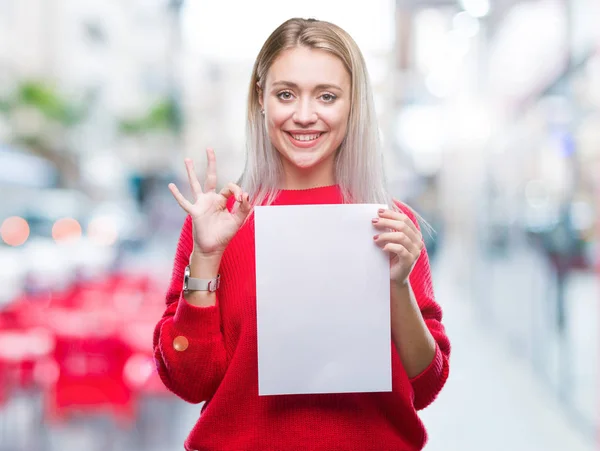 Junge Blonde Frau Hält Leeres Papierblatt Über Isoliertem Hintergrund Und — Stockfoto