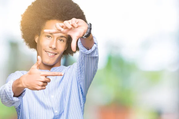 Молодий Афроамериканець Людиною Афро Волосся Посміхаючись Прийняття Кадру Рук Пальцями — стокове фото