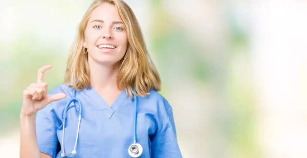 Bella Giovane Donna Medico Indossa Uniforme Medica Sfondo Isolato Sorridente — Foto Stock