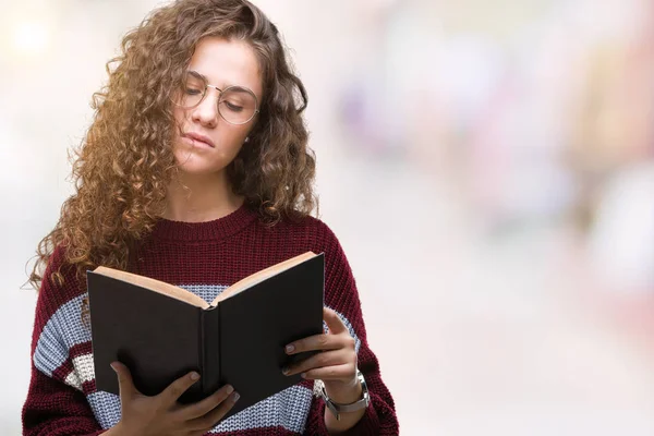 Menina Morena Jovem Lendo Livro Usando Óculos Sobre Fundo Isolado — Fotografia de Stock