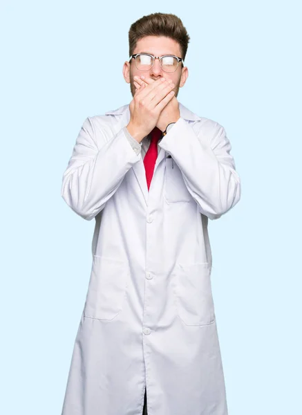 Νέος Επιστήμονας Όμορφος Άνδρας Φορώντας Γυαλιά Σοκαρισμένος Που Καλύπτουν Στόμα — Φωτογραφία Αρχείου