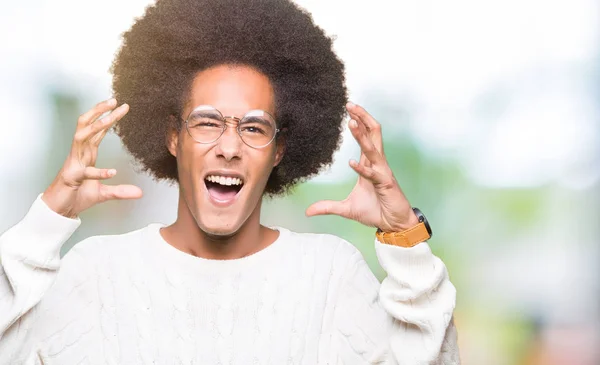 Americký Mladík Afro Vlasy Nosí Brýle Křik Frustrovaný Vztekem Ruce — Stock fotografie