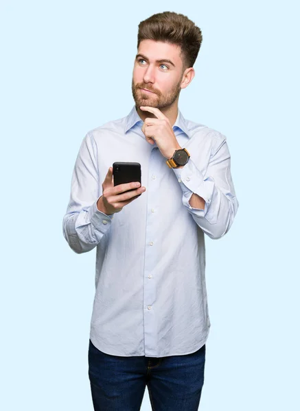 Junger Gutaussehender Mann Geschäft Mit Smartphone Ernsthafte Gesicht Über Frage — Stockfoto